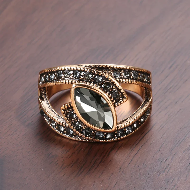 Elegant Ring with Black Crystal