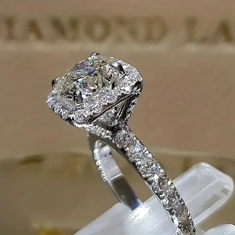 White Gold Charming Inlaid Zirconia Ring