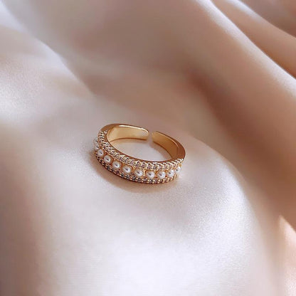 Luxury Ring Made of Gold and Pearls