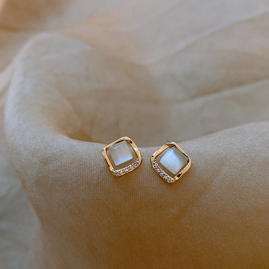 Elegant Earrings with Moon Crystal in Gold