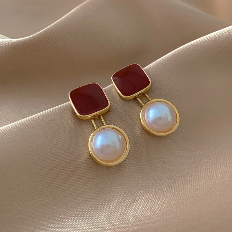 Elegant Earrings in Red and Pearls